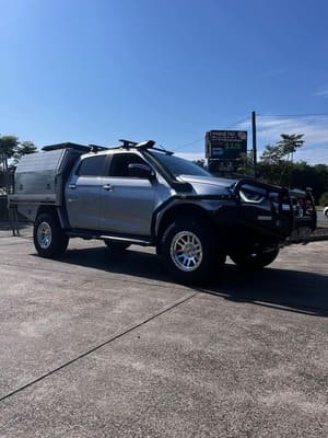  Silver Isuzu D-MAX dual cab tray with snorkel, bullbar and off-road wheels.