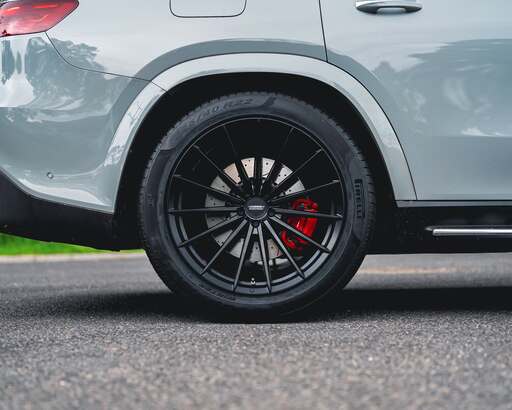  Side view of a Mercedes GLS63 featuring 22-inch Vossen HFX4 Satin Black wheels with Pirelli Scorpion Winter tyres.