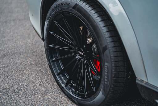  Close-up of a Mercedes GLS63 fitted with 22-inch Vossen HFX4 Satin Black alloy wheels and Pirelli Scorpion Winter tyres.