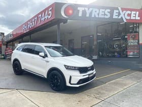  White Kia Sorento fitted with black alloy wheels parked at Tyres Excel.